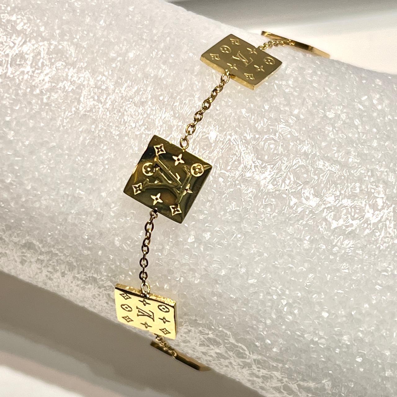 سوارة أنيقة مستوحاة من ماركة Louis Vuitton